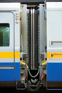 连接两节列车车厢之间的联轴节。