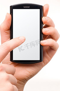 女性的手指正在触摸一部现代的黑色手机