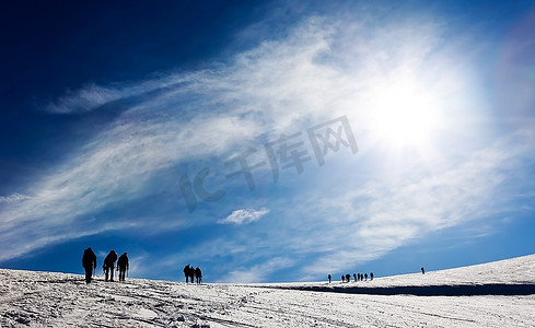 一群登山者在阳光明媚的日子里走在冰川上，位于欧洲西阿尔卑斯山的蒙特罗萨山脉。