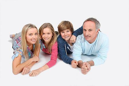 玩耍花海全家福幸福的家庭在乡村玩耍人物特写合影幸福的家庭在乡村