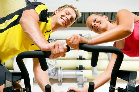 通过在健身房骑着固定自行车旋转来锻炼和健身