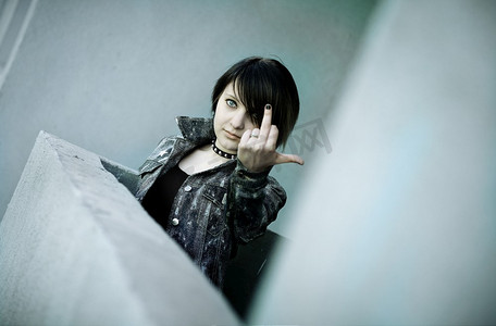 黑发女孩展示中指,色调照片f/x,选择性聚焦时装t台美女