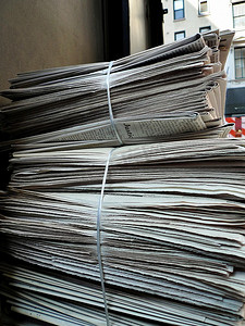 一堆每日的商业报纸。