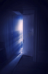 门后的蓝色光线
