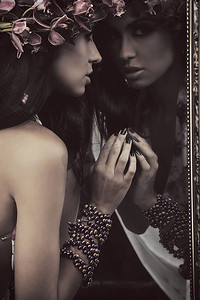 镜子里的美女摄影照片_镜子里的年轻美女