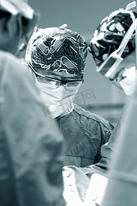 手术室中的病人摄影照片_外科医生在手术室为病人做手术。