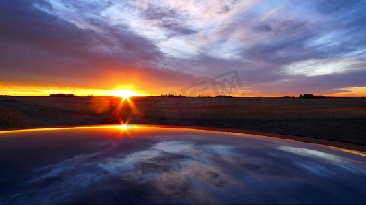 抽象太阳摄影照片_抽象的日出从乡村地平线升起。