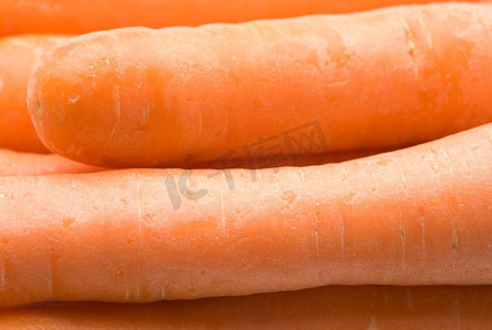 焦点放在蔬菜最近的部位(中间)胡萝卜手指