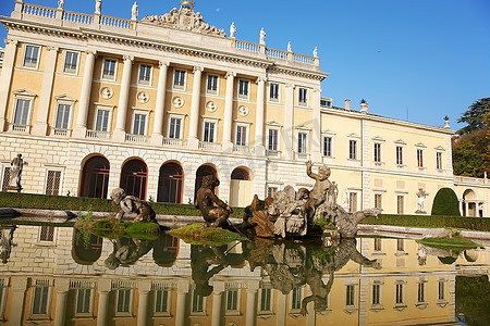 意大利科莫，一座新古典主义意大利别墅的喷泉。