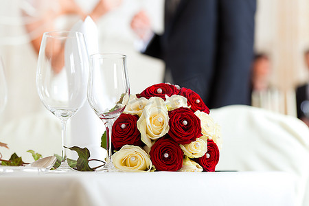 新娘花束摄影照片_在用新娘花束装饰的婚宴上的婚桌