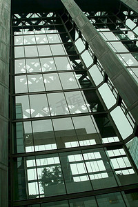 渥太华加拿大银行玻璃窗上的倒影。