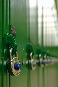一排绿色的学校储物柜。