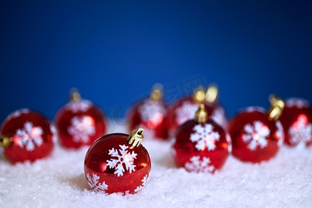 蓝色背景下的雪地圣诞树装饰品