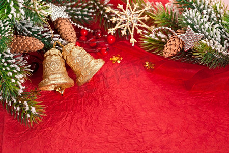 树枝上的圣诞边框和红色背景上的装饰品