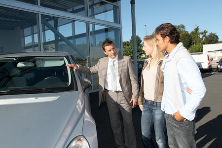 汽车销售商向几个购买者展示车辆