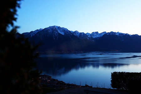 日出时的日内瓦湖景