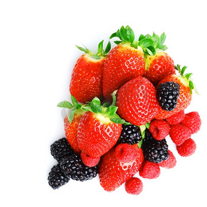 大浆果堆孤立的白色草莓红色草莓