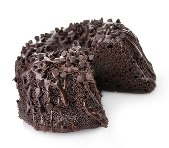 美味的巧克力蛋糕配上白色背景的巧克力碎片