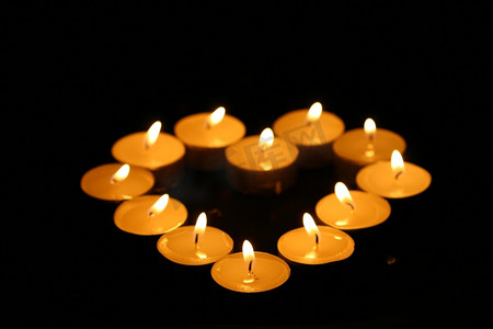 神圣的蜡烛在黑暗中的黑色背景