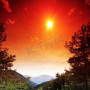 山云层摄影照片_阿尔卑斯山森林阳光灿烂