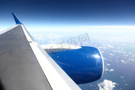 飞机飞在蓝天云周围