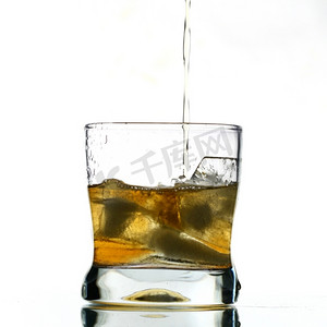 共混摄影照片_威士忌飞溅酒精滴孤立在白色
