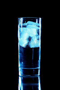 黑色背景上的蓝色饮料