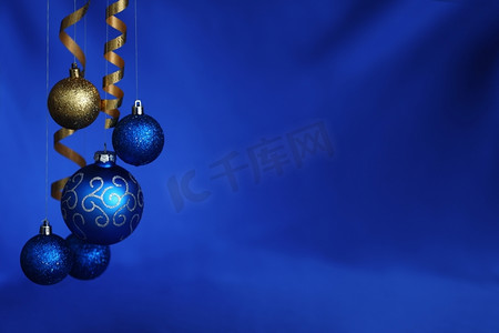 蓝色缎子背景上的圣诞球