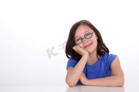 微笑的小女孩穿着短袖衬衫的肖像