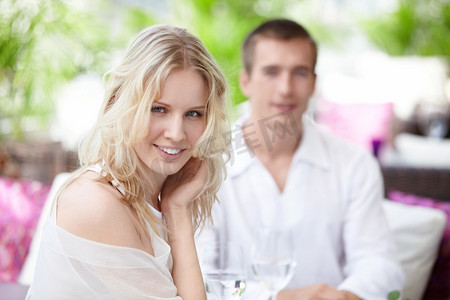 一对年轻幸福的夫妇在一家白色餐厅