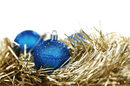 金色背景下的蓝色圣诞球宝石鸟蛋