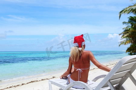 加勒比海女孩摄影照片_圣诞老人女孩在龙湖度假