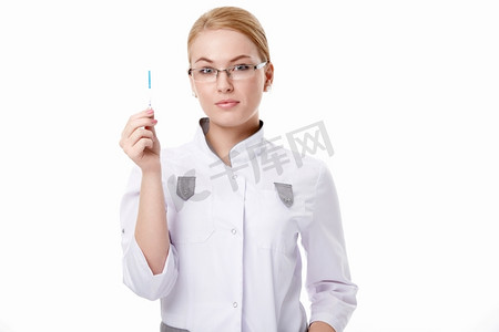 一位年轻的医生在白色背景上做孕检