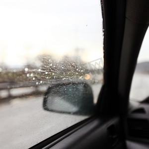 雨中汽车摄影照片_在雨滴中驾驶雨窗