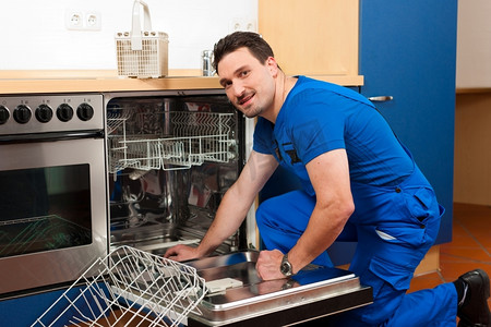 修理家中洗碗机的技师或水管工