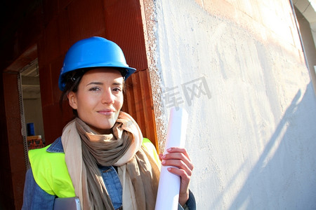 女建筑师站在建筑工地