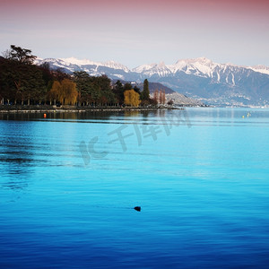 日出时的日内瓦湖景