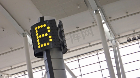 公共假日摄影照片_字母门B，在机场航站楼。