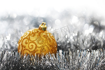银色背景上的金色圣诞球