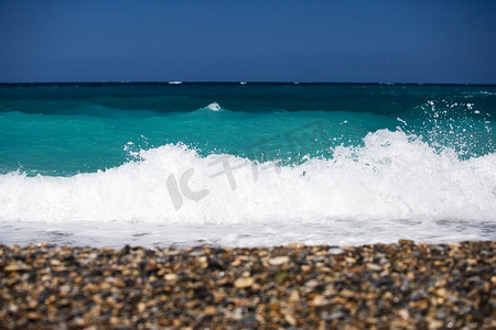 夏日的海浪，清晰地聚焦在水花上