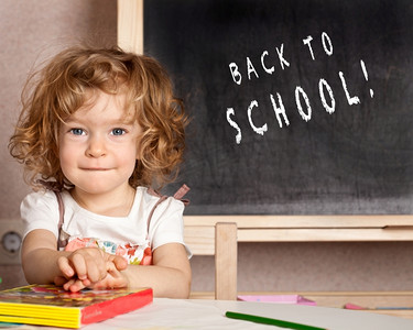 快乐的笑着的孩子在黑板前上课，课文和敏锐；回到学校！&敏锐；