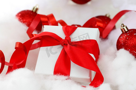 红心框摄影照片_白色圣诞礼物与红心丝带