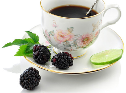 加黑莓和柠檬的茶