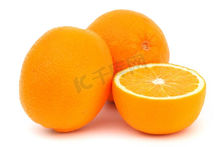 橙子片堆孤立在白色