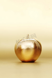 金色背景上的金苹果