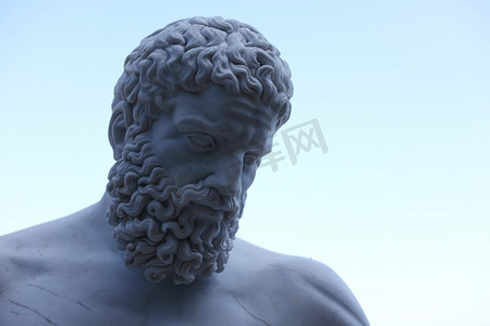 雕像宙斯在蓝天