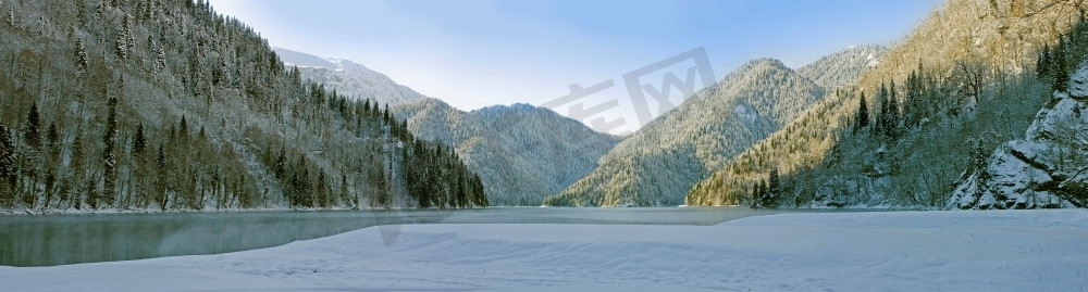 荒野摄影照片_雄伟的山湖照片