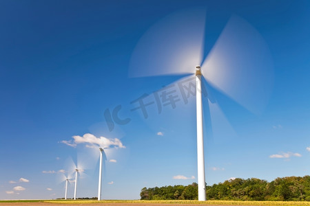向日葵田的绿色能源风力发电机
