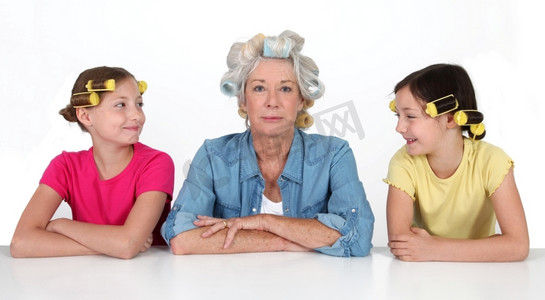 老年妇女和儿童使用卷发机