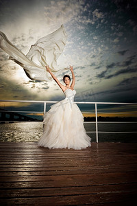 甲板上穿着婚纱的漂亮女士。